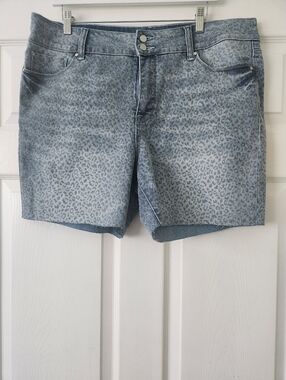 7Seven Jeans Light Blue Leopard Print Jean Shorts - Women's 18